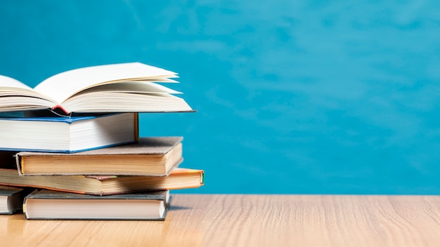 Vista frontal de uma pilha de livros com espaço para cópias