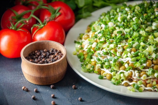 Vista frontal deliciosa salada de feijão com tomates vermelhos em um fundo escuro salada refeição prato comida lanche almoço frango