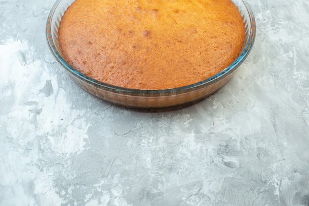 vista frontal deliciosa torta assada no fundo branco bolo torta de biscoito asse massa doce açúcar sobremesa forno