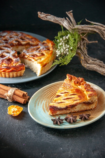 vista frontal deliciosa torta de frutas com geléia no fundo escuro massa de biscoito torta doce forno sobremesa assar bolo de açúcar