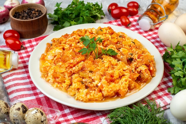 Vista frontal deliciosa tortilla de tomate con verduras y verduras frescas sobre fondo blanco desayuno pan leche almuerzo colores