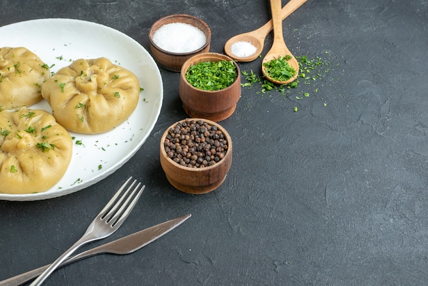 Vista frontal deliciosas albóndigas de carne con verduras y condimentos sobre fondo oscuro cena masa comida cocinando carne restaurante horizontal