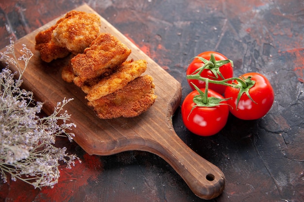 Vista frontal deliciosas alitas de pollo en la tabla de cortar fondo oscuro almuerzo cena sándwich papas fritas comida comida ensalada