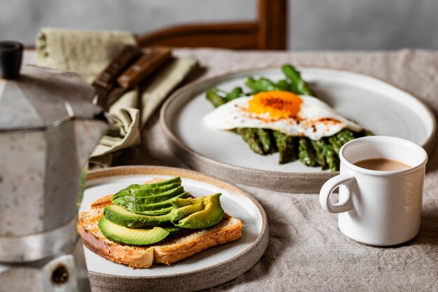 Foto vista frontal delicioso surtido de comida de desayuno