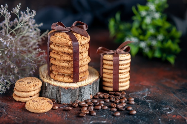 vista frontal deliciosos biscoitos amarrados com laço no fundo escuro bolo horizontal torta chá doce açúcar sobremesa