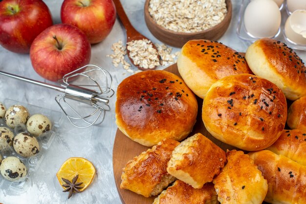 vista frontal deliciosos pães doces com bolos, cereais e ovos no fundo branco torta de massa fruta cozinheira bolo cor de leite pastelaria assar