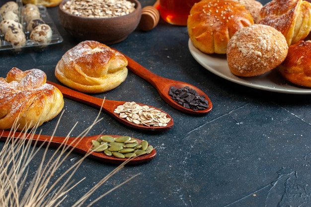 Vista frontal deliciosos pães doces com ovos nozes geléia e cereais em fundo escuro cor refeição comida foto noz prato saúde dieta lentilha