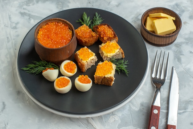 Vista frontal deliciosos sándwiches de caviar con huevos duros placa interior fondo blanco cena marisco desayuno pan pescado comida tostada comida almuerzo