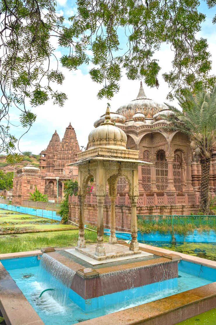 Vista frontal dentro de los jardines de mandore con increíbles cenotafos ruinas y templos