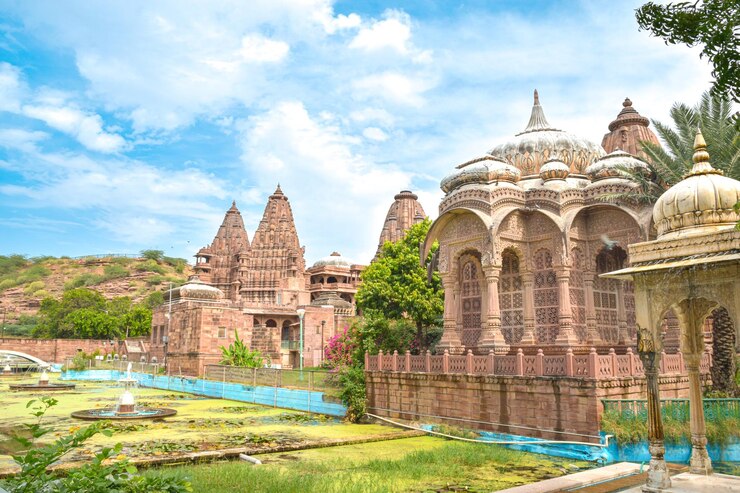 Vista frontal dentro de los jardines de mandore con increíbles cenotafos ruinas y templos