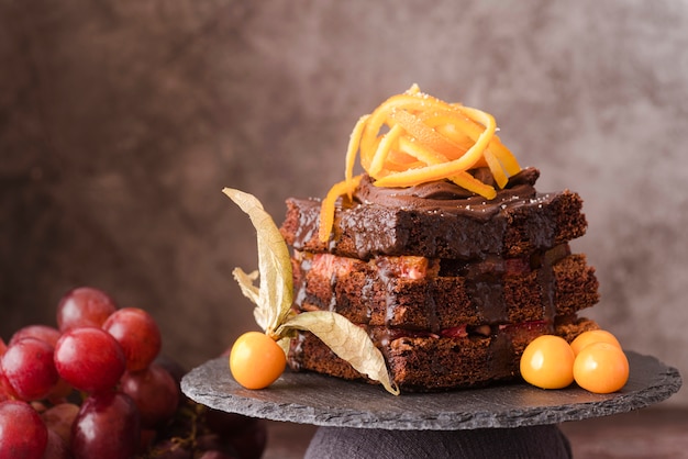 Vista frontal do bolo de chocolate com frutas