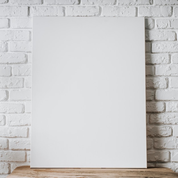 Vista frontal do conceito de quadro em branco