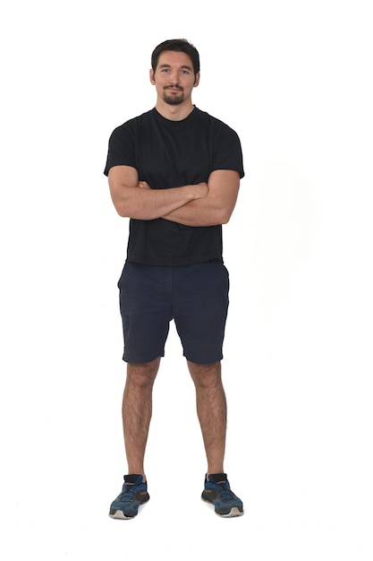 Vista frontal do homem vestindo roupas esportivas, shorts isolados no fundo branco