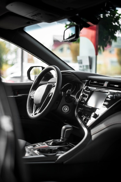 Foto vista frontal do interior do carro com volante