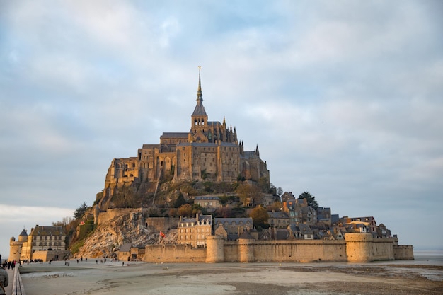 Vista frontal do Mont Saint Michel