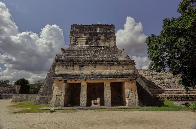 Vista frontal do Templo do Jaguar no complexo arqueológico de Chichen Itza, no México