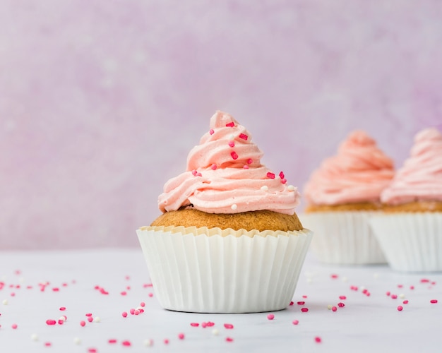 Vista frontal de dulce cupcake rosa