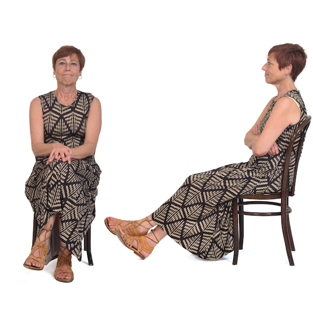 Vista frontal e lateral das mesmas mulheres de meia idade sentadas na cadeira no fundo branco