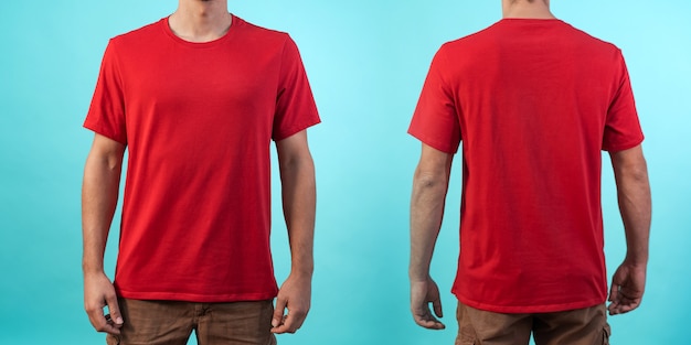 Foto vista frontal e traseira de uma maquete de camiseta vermelha para impressão de design em fundo azul