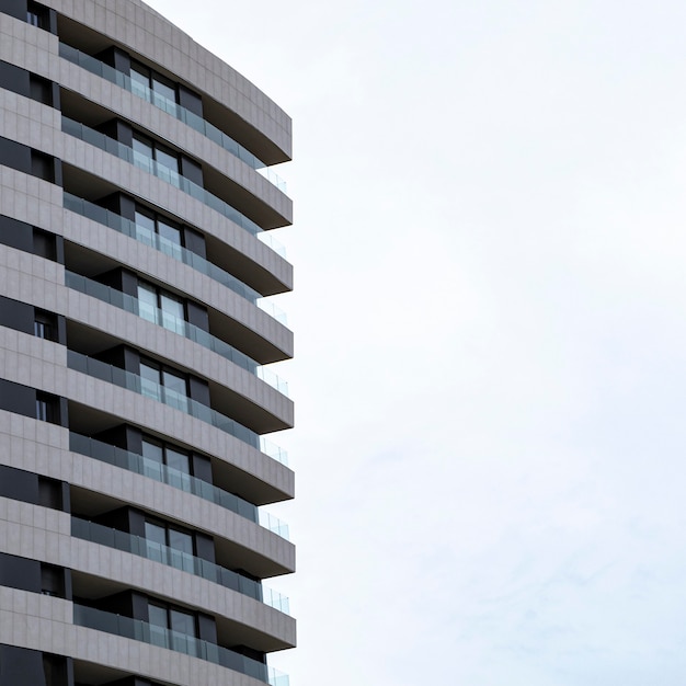 Foto vista frontal del edificio de apartamentos en la ciudad con espacio de copia