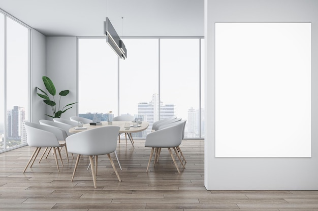 Vista frontal em um pôster branco em branco na parede cinza clara em uma elegante sala de reuniões iluminada pelo sol com móveis claros modernos e vista da cidade através de janelas panorâmicas em uma simulação de renderização 3D de fundo