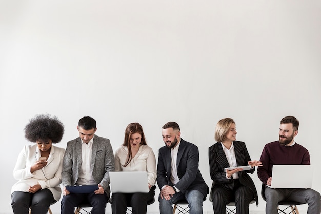 Vista frontal de empresarios con espacio de copia