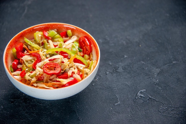 Vista frontal ensalada de pimiento fresco dentro de la placa fondo oscuro salud dieta horizontal plato de comida color de pan