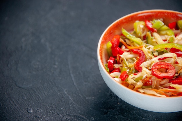 Vista frontal ensalada de pimiento fresco placa interior fondo oscuro salud dieta horizontal comida comida plato colores pan