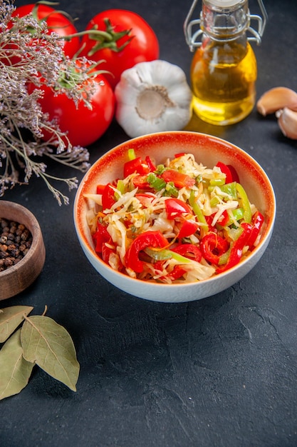 Vista frontal ensalada de pimiento fresco con tomates rojos sobre fondo oscuro color de dieta saludable comida horizontal pan plato de comida