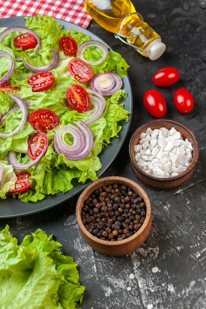 Vista frontal ensalada de verduras frescas con ensalada de cebollas verdes y tomates sobre un fondo gris comida madura salud color dieta ensalada comida foto