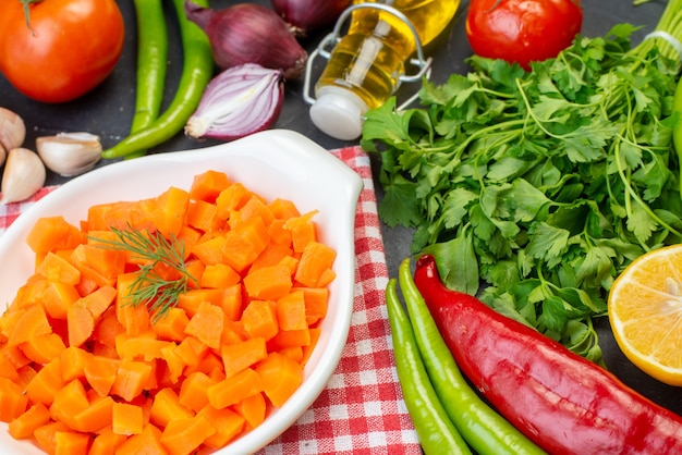 Foto vista frontal ensalada de zanahoria con verduras frescas y verduras sobre fondo oscuro almuerzo saludable ensalada de masa comida dieta color de bocadillo