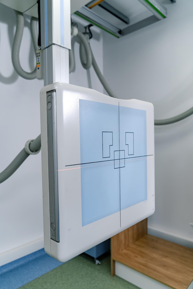Vista frontal del equipo médico para escanear Herramientas médicas modernas en la habitación del hospital