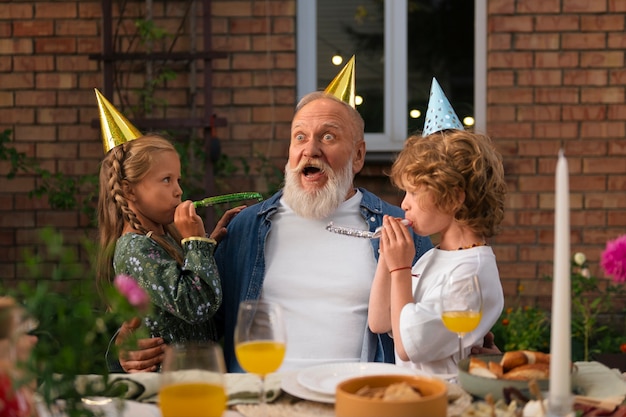 Vista frontal familia celebrando cumpleaños