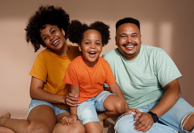 Vista frontal familia negra posando en estudio