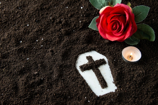 Vista frontal de la forma de ataúd con flor roja muerte muerte parca funeral