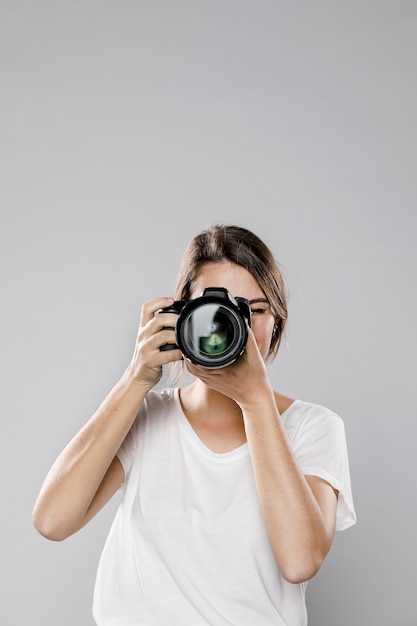 Vista frontal de la fotógrafa con espacio de copia