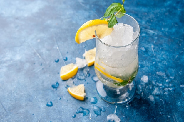 Vista frontal fresca limonada fresca com gelo e limão em fundo azul água de frutas coquetel bebidas cores bar suco frio