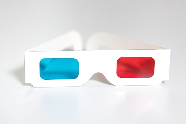 Vista frontal de gafas 3d retro con plástico azul y rojo