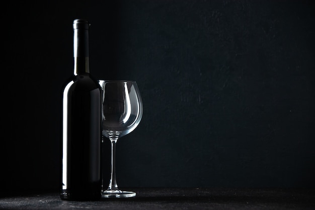 vista frontal garrafa de vinho com copo vazio em fundo escuro álcool restaurante cor escuridão foto de uva champanhe espaço livre