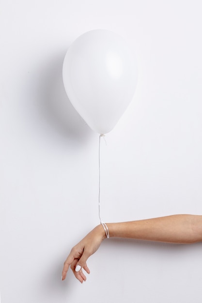 Foto vista frontal del globo unido a mano con una cuerda