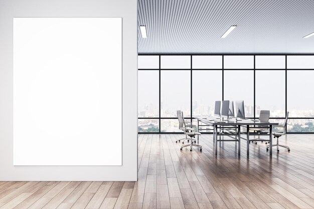 Vista frontal en un gran afiche blanco en blanco en una pared clara a la entrada de una espaciosa oficina de coworking con vista a la ciudad desde una gran ventana y elegantes lugares de trabajo en un piso de madera simulacro de representación 3D