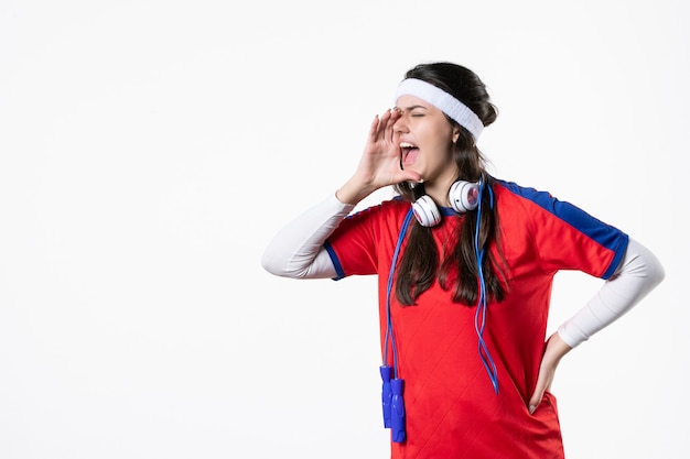 Vista frontal gritando joven mujer en ropa deportiva