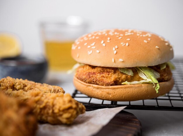 Foto vista frontal hambúrguer de frango frito de alta qualidade e resolução belo conceito de foto