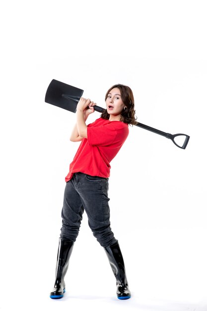 vista frontal, hembra joven, en, camisa roja, tenencia, negro, pala, blanco, plano de fondo, mujer, suelo, color, emoción, cavar, suelo, cementerio