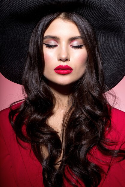 Vista frontal de la hermosa mujer con maquillaje y sombrero