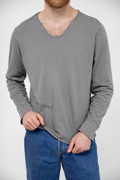 Vista frontal hombre con camisa gris en blanco