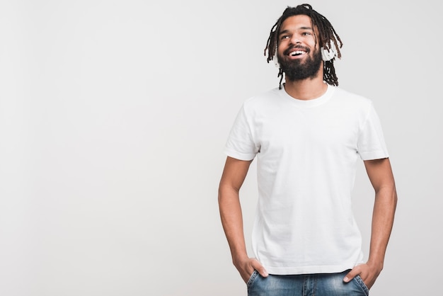 Foto vista frontal hombre en camiseta blanca