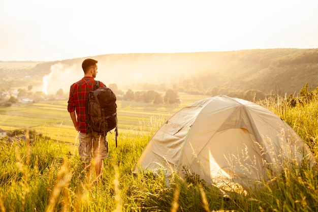 Vista frontal hombre con carpa