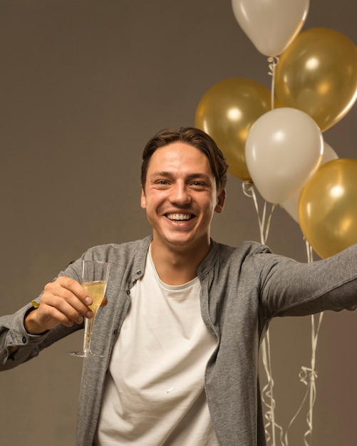 Foto vista frontal del hombre feliz en la víspera de año nuevo