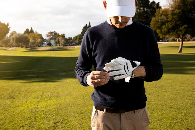 Foto vista frontal del hombre con guante de golf